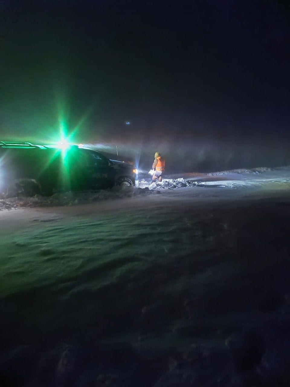Equipe de socorro em estrada tomada por neve no Paso de Jama, Chile