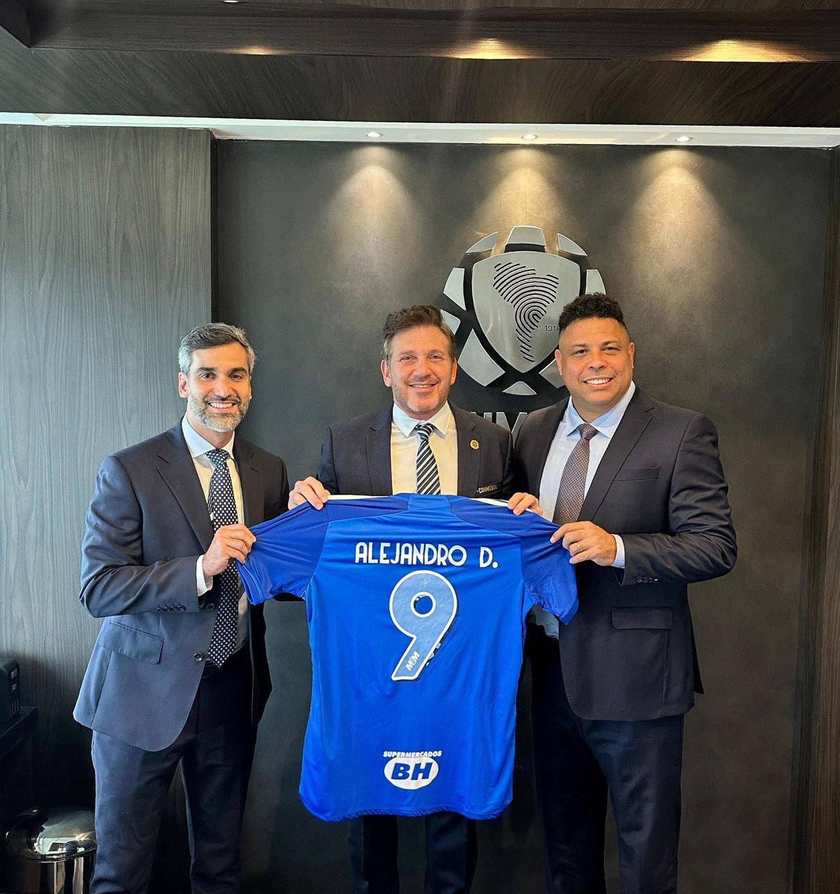 No ano passado, quando ainda estava a frente da SAF Cruzeiro, Ronaldo presenteou o presidente da Conmebol com uma camisa da equipe celeste