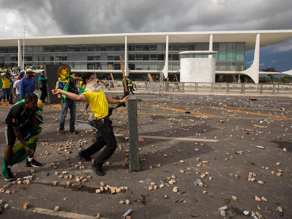 Bolsonaristas radicais em frente ao Palácio do Planalto em meio à invasão ao prédio, em 8 de janeiro