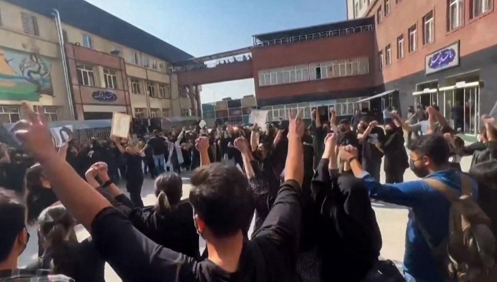Manifestantes voltam às ruas do Irã contra a morte de Mahsa Amini