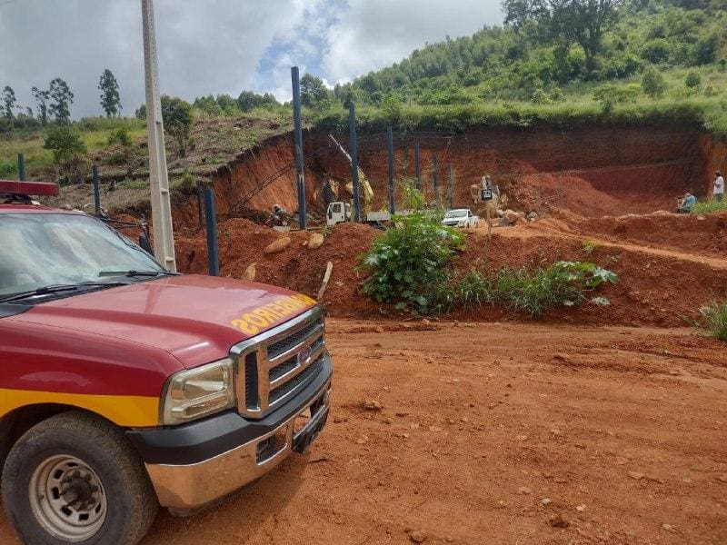 O solo de uma construção cedeu na zona rural de Manhuaçu