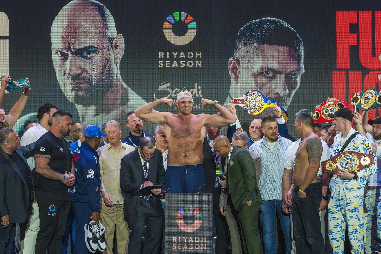 Britânico Tyson Fury posa durante a pesagem que acontece antes da luta decisiva na Arábia Saudita