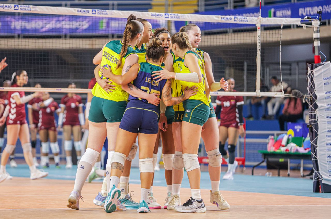 Jogadoras do Brasil comemoram vitória sobre a Venezuela, pela Copa América de Vôlei Fmeinino
