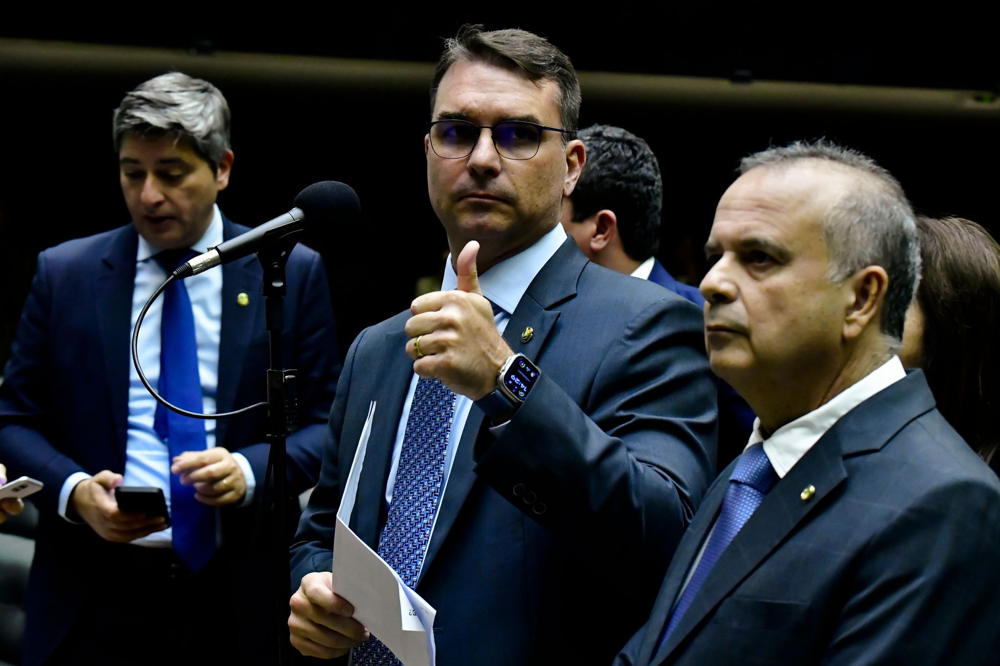 Os senadores Carlos Portinho, Flávio Bolsonaro e Rogério Marinho, lideranças da oposição, durante a votção do veto