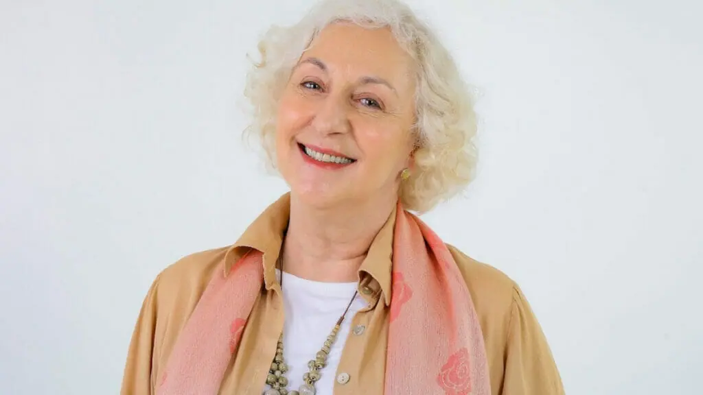 Clara (Lu Grimaldi) em A Infância de Romeu e Julieta