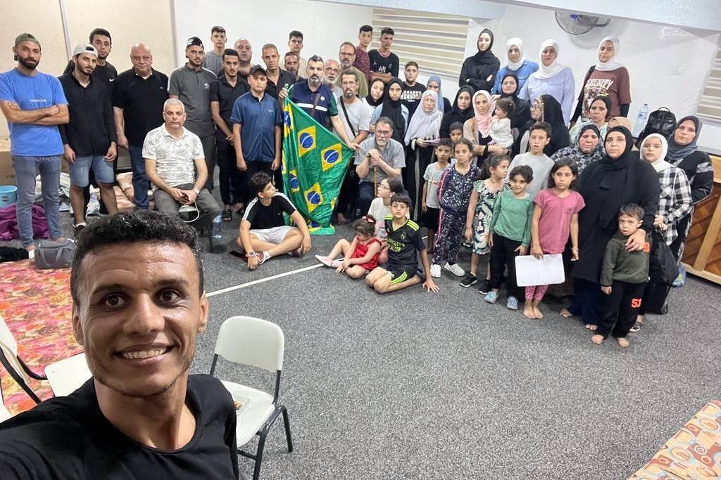 Grupo de brasileiros que estava abrigado em escola católica na Faixa de Gaza, no início da guerra