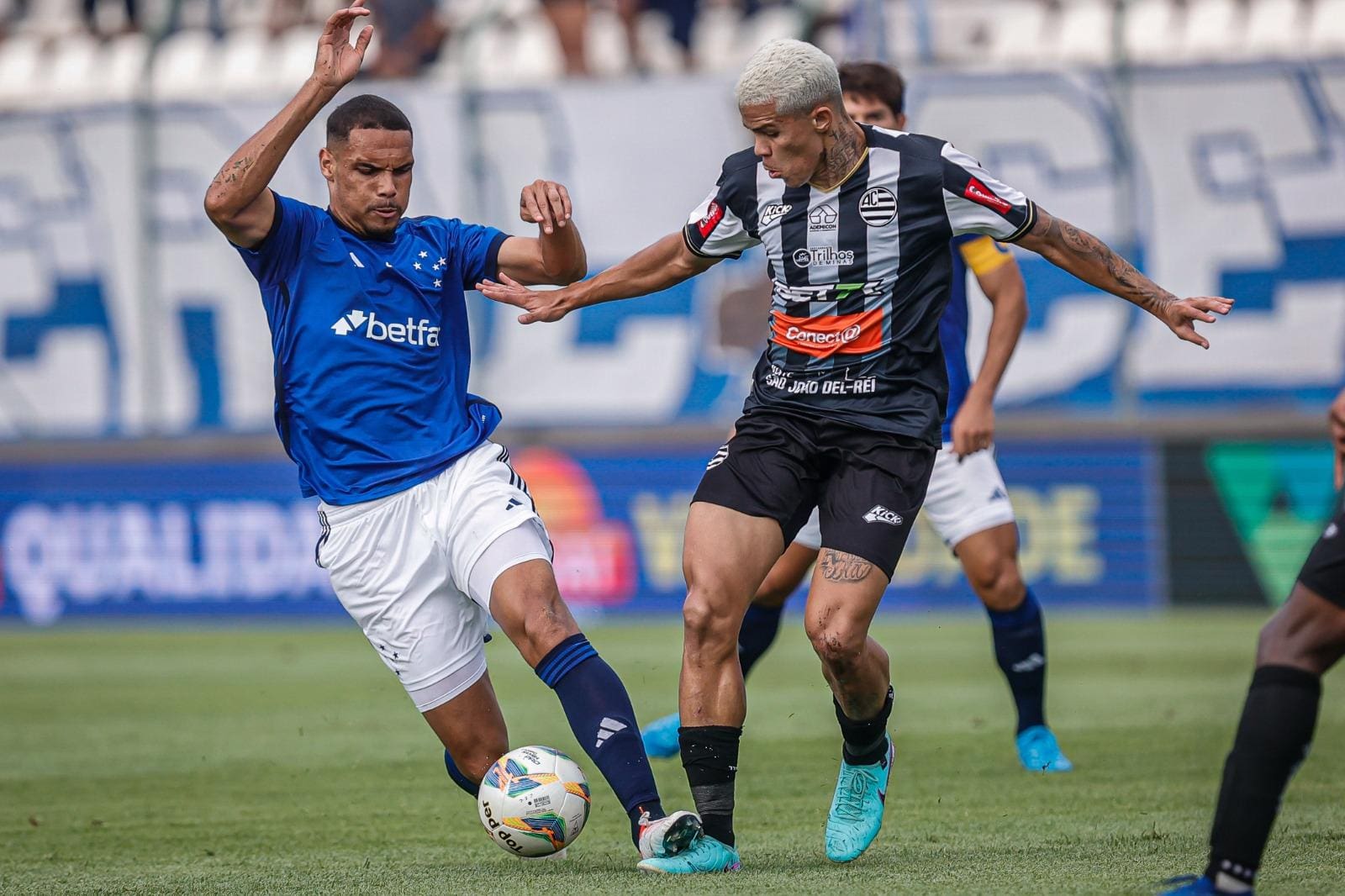 Zagueiro Neris era um dos titulares da Raposa no último confronto com o Athletic, em 2024