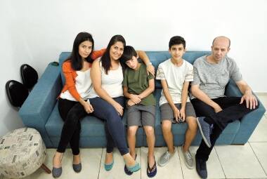 O marido, Héberson, e os filhos – Isabela, 15, Eduardo, 14, e Mateus, 11 – da empresária Karin Acioli, 37, foram “fisgados" pelo minimalismo