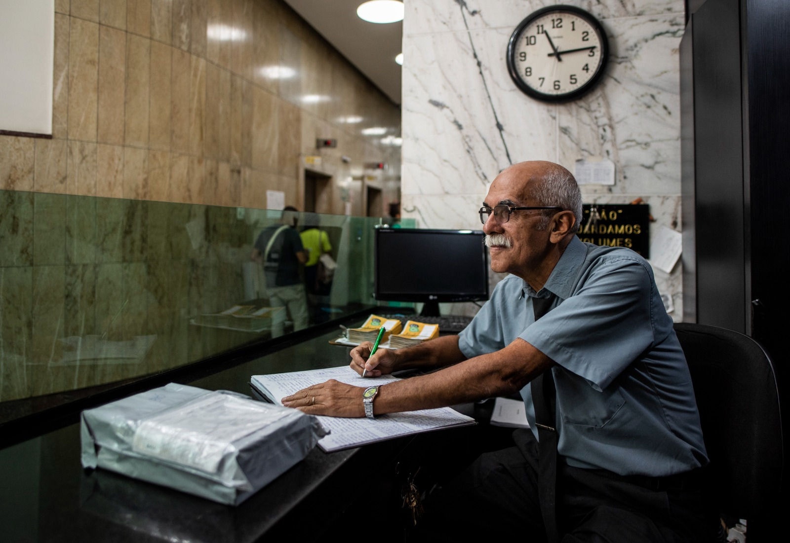 Porteiro de prédio por onde passam 1.500 pessoas por dia, Wilson, 67, diz que ama a profissão