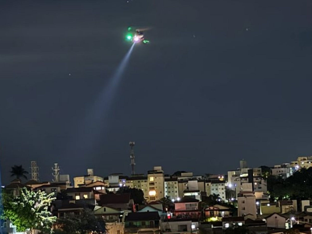 Vídeo mostra a aeronave da polícia sobrevoando o bairro muito baixo