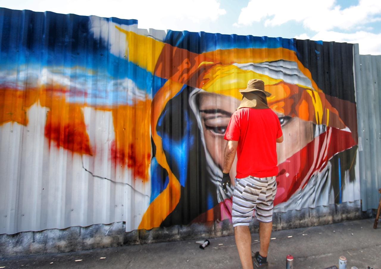 Painel gigante é pintado por grafiteiros em frente à Catedral Cristo Rei