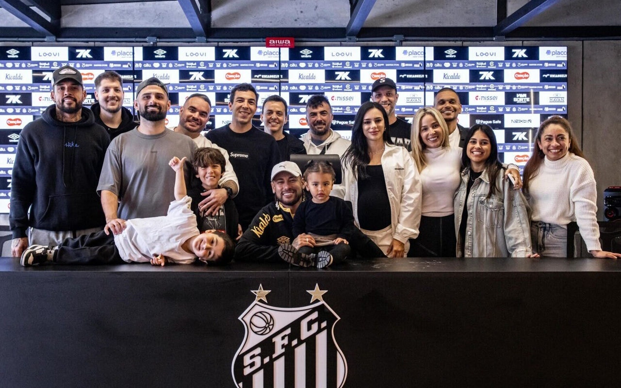 Após renovar com Santos, Neymar participa de coletiva de imprensa apenas com amigos e familiares (Foto: Raul Baretta/Santos FC)