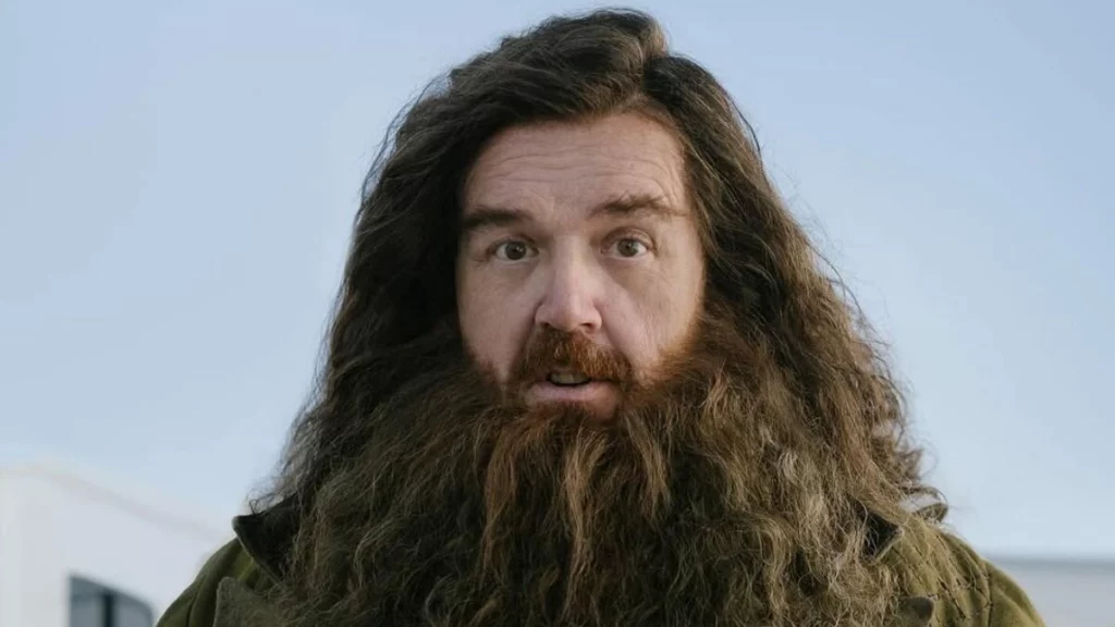 Nick Frost caracterizado como Rúbeo Hagrid