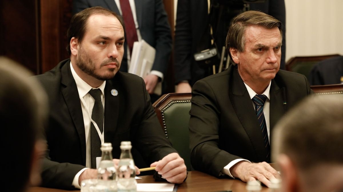 Vereador Carlos Bolsonaro e o ex-presidente Jair Bolsonaro são apontados pela PF como integrantes do núcleo político da organização da 'Abin paralela'