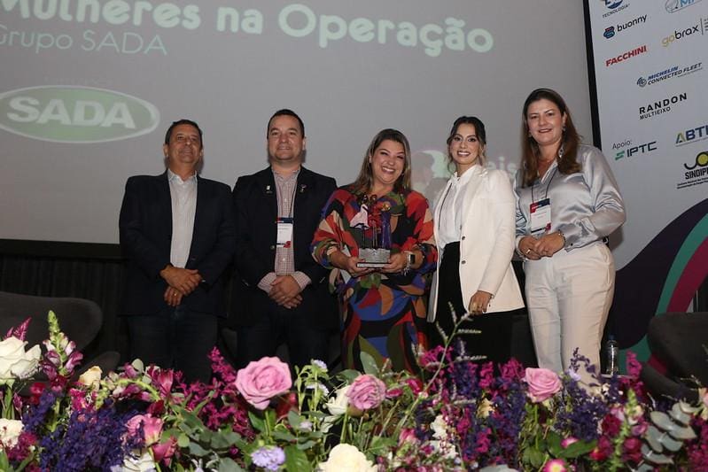 Flávia Capelli, Gerente de Gente e Gestão do Grupo SADA recebe a premiação