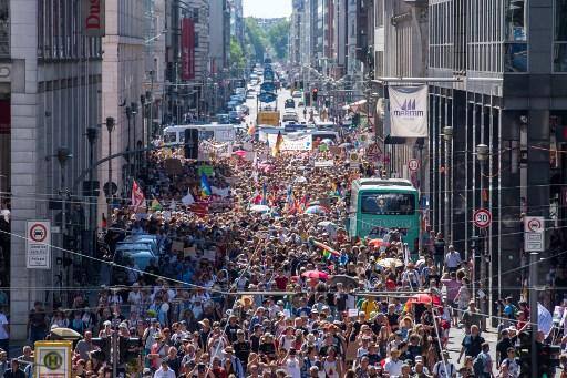 Milhares de manifestantes vão às ruas de Berlim contra medidas de isolamento