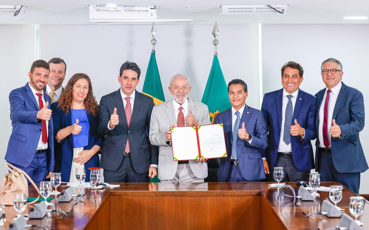 Ao lado do ministro Silvio Costa Filho, Lula usa gravata com desenho de cachorros em solidariedade à morte de Joca