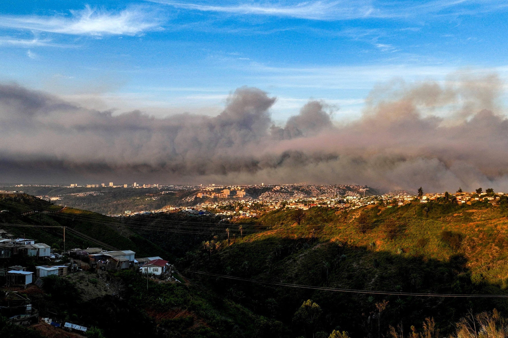 Vista da nuvem de fumaça produzida pelos incêndios florestais em Viña del Mar, tirada em 2 de fevereiro de 2024