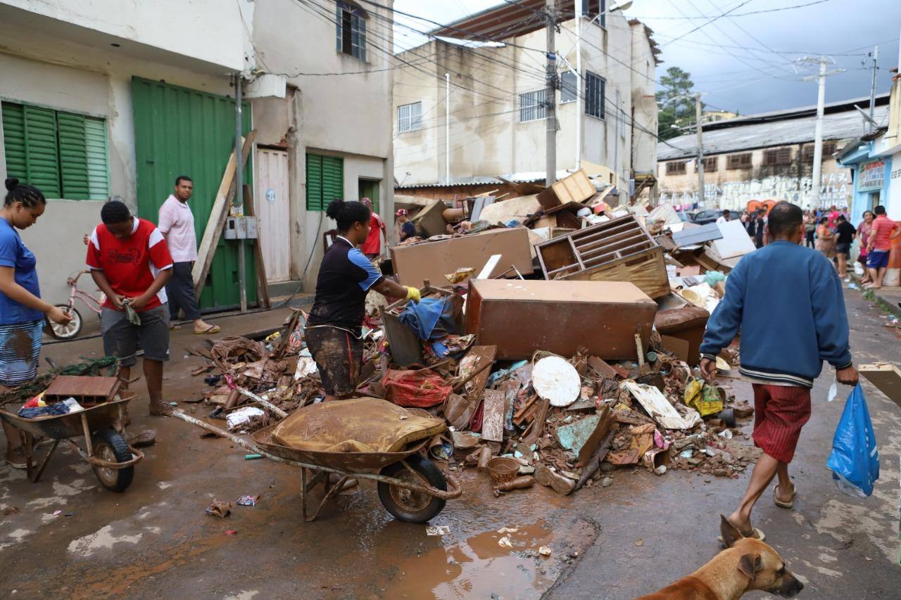 Moradores da Vila Barraginha recolhem pertences que sobraram após chuva forte deste domingo