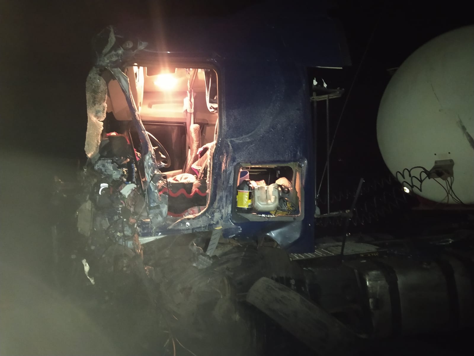 Motorista da carreta foi socorrido em estado grave