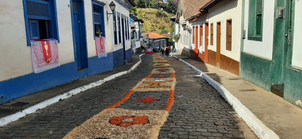 Fiéis deram início à montagem dos tapetes de serragem ainda na noite de quarta-feira (19), em Sabará