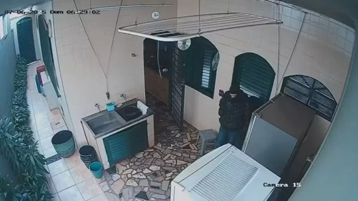 Depois de roubar os dois idosos, os criminosos fugiram em um carro
