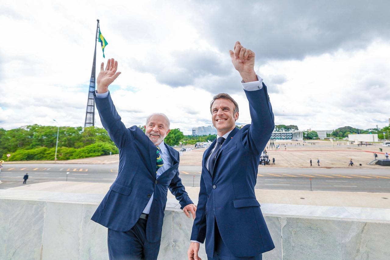 Presidente Lula e o presidente francês Emmanuel Macron faz aceno ao público no Palácio do Planalto, em Brasília