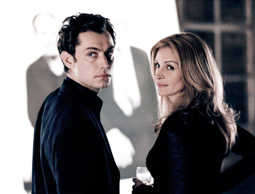 O filme norte-americano "Closer - Perto Demais", de 2004, dirigido por Mike Nichols, aborda, entre outros temas, a dependência emocional A trama de mentiras, paixão e frustração gira em torno de Dan, Alice, Anna e Larry, que se encontram por acaso e cujo vínculo se torna difícil de romper