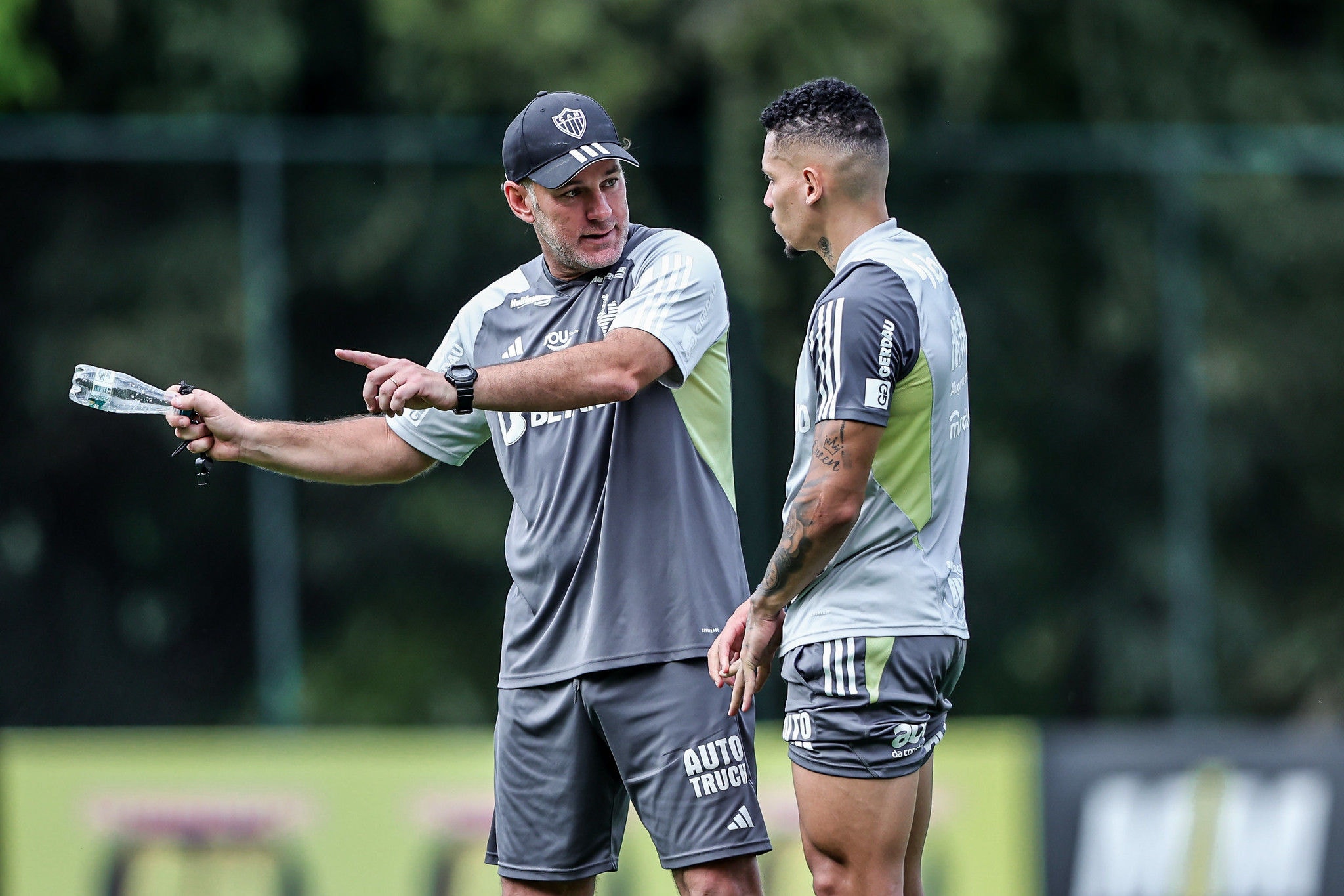 Gabriel Milito, técnico do Atlético, e Paulinho