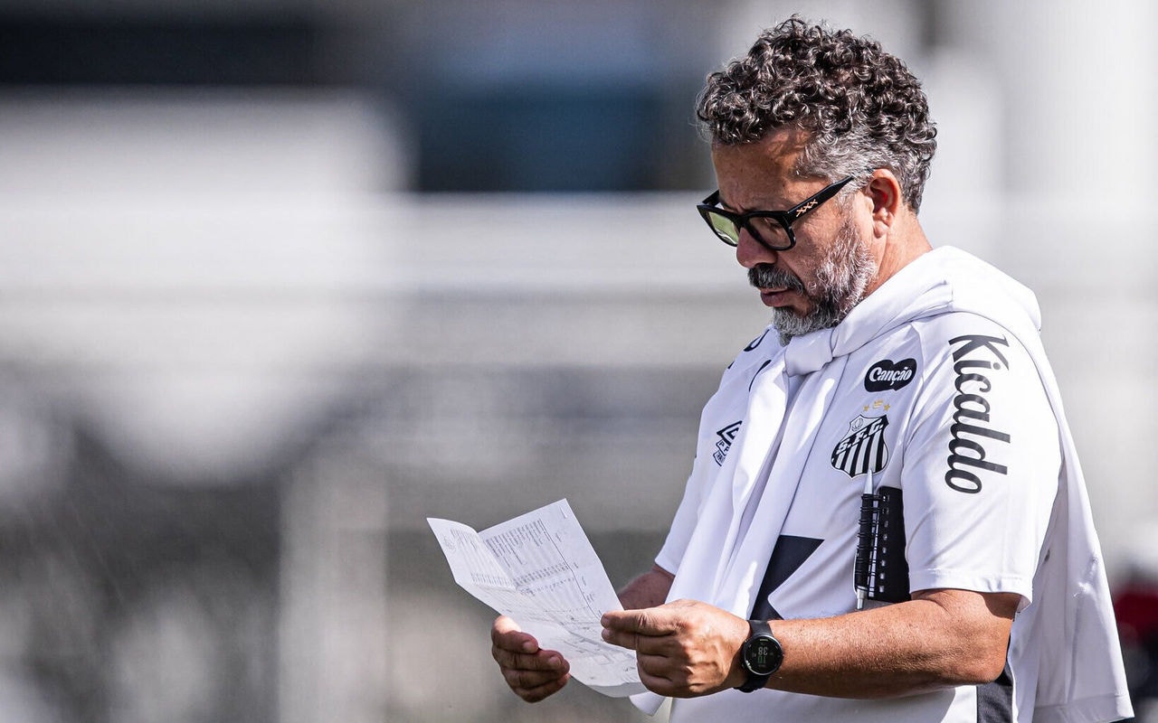 Cleber Xavier tem dúvidas para o duelo diante do Flamengo (Foto: Raul Baretta/ Santos FC)