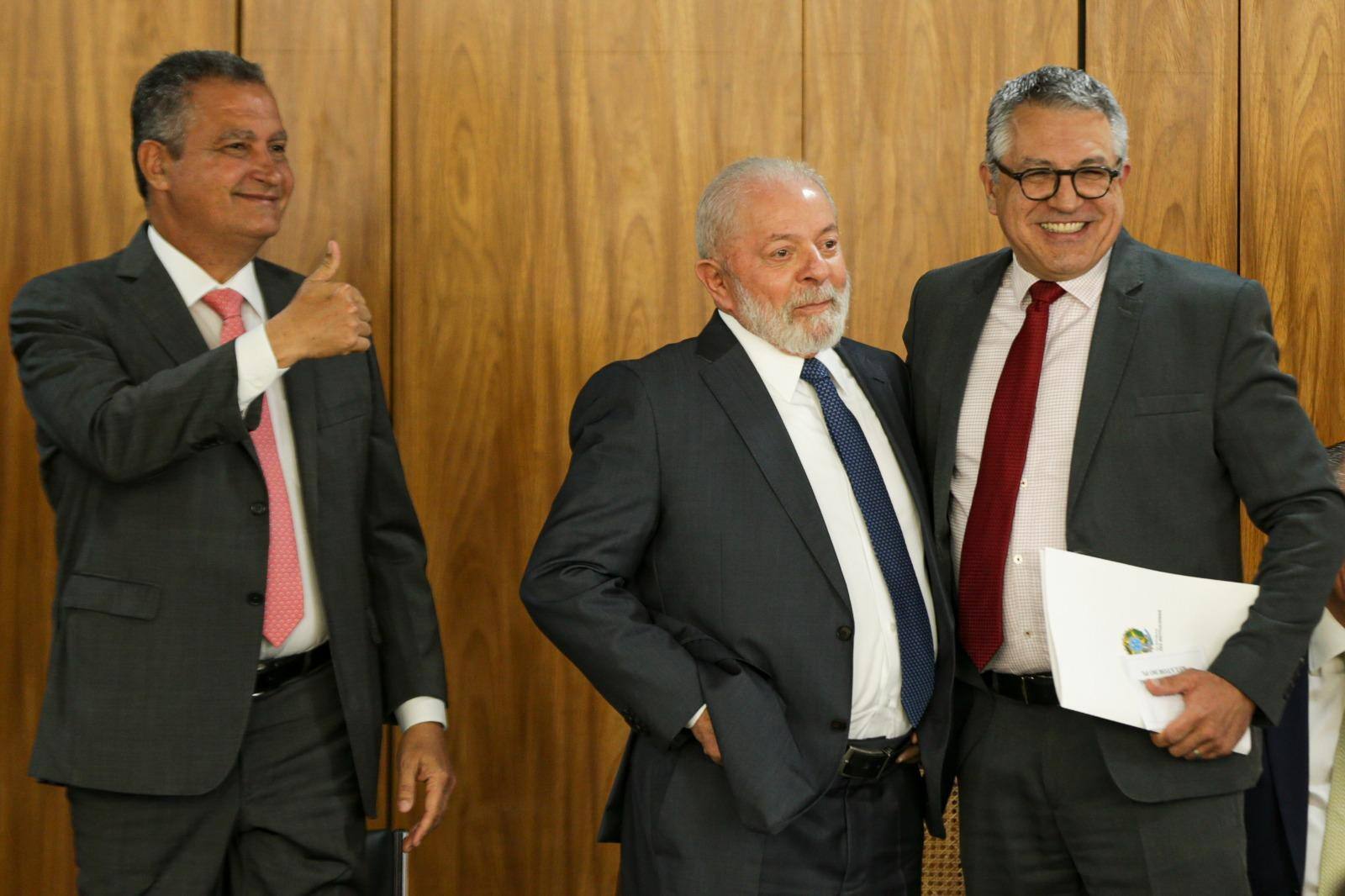 Presidente Lula junto dos ministros que despacham no Palácio do Planalto: Rui Costa (Casa Civil) e Alexandre Padilha (Relações Institucionais)
