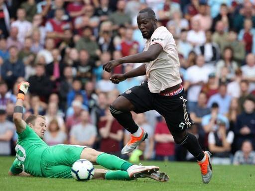 Lukaku brilha e Manchester vence o Burnley; Watford bate Tottenham e mantém 100%
