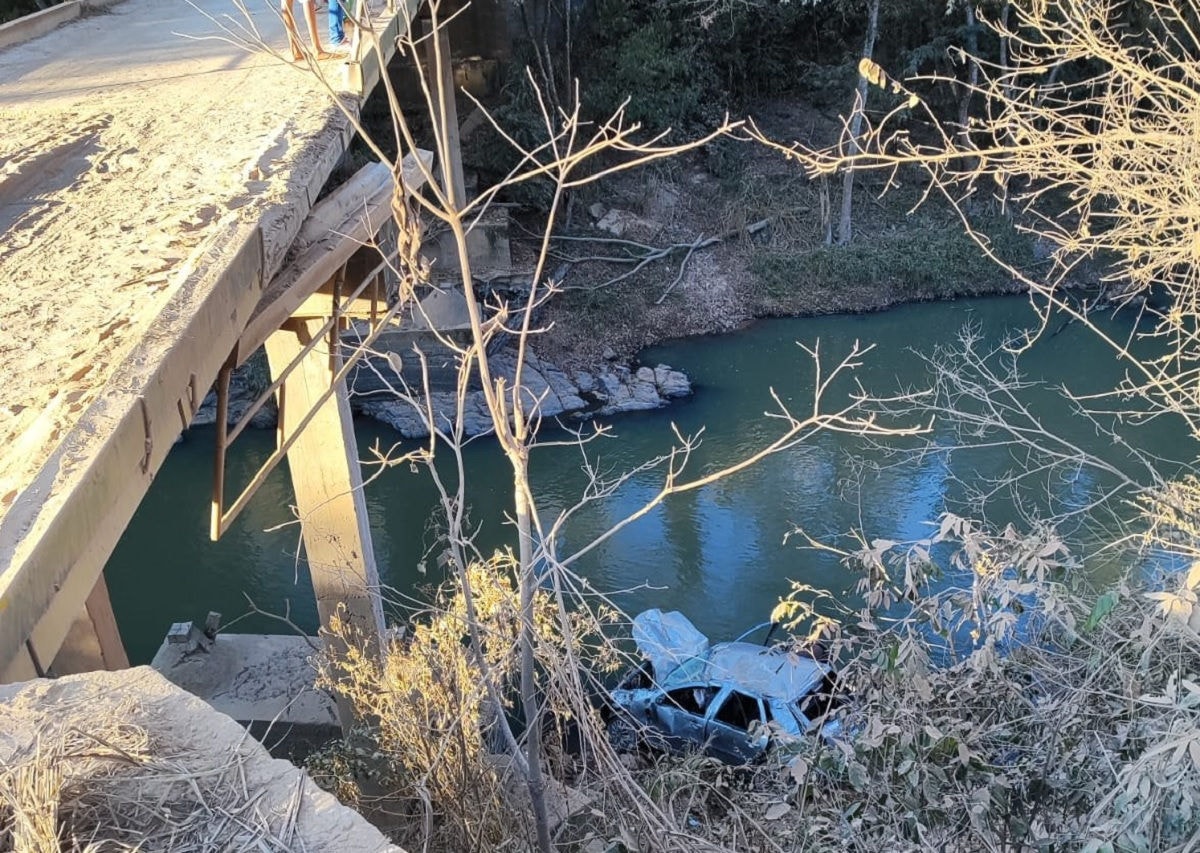 Veículo despencou da ponte de cerca de 20 metros