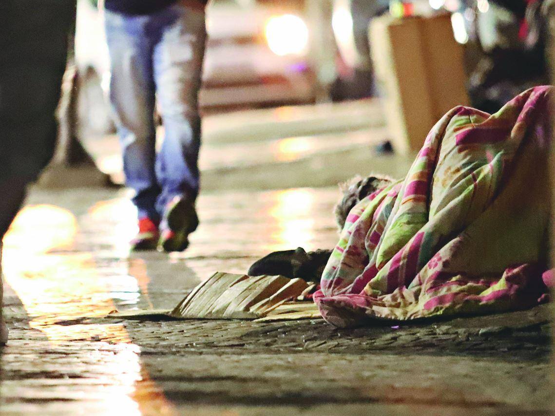 Maiores vítimas. Pessoas em situação de rua relatam dificuldade de dormir nas noites geladas apenas com os cobertores que possuem