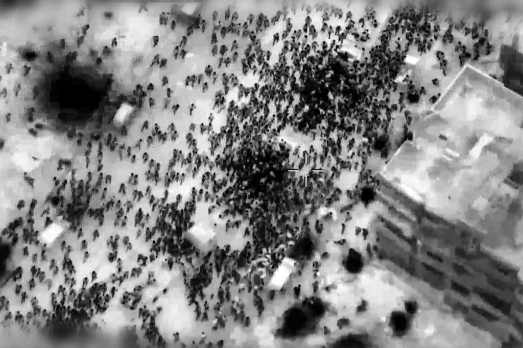 Vídeo divulgado pelo próprio exército israelense mostra multidão próxima a caminhões de ajuda humanitária em Gaza