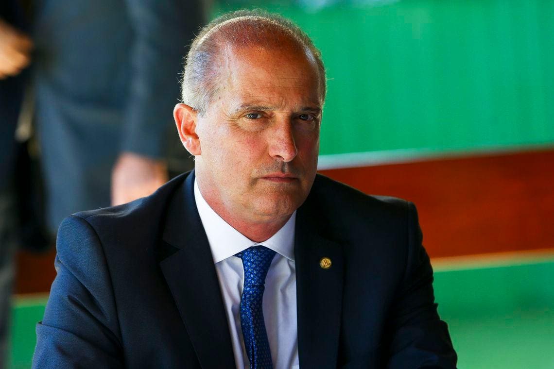 Onyx Lorenzoni, ex-ministro do Trabalho e Previdência, é citado em investigação da PF sobre esquema bilionário de descontos indevidos de beneficiários do INSS