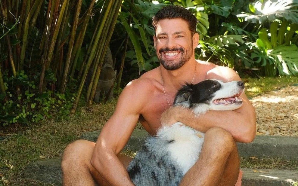 O ator Cauã Reymond e sua cachorra Shakira após receber alta veterinária 