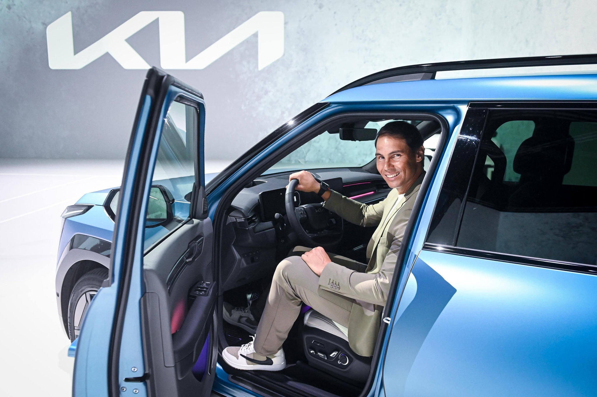 Rafael Nadal é embaixador da Kia na Europa e foi presenteado com o modelo