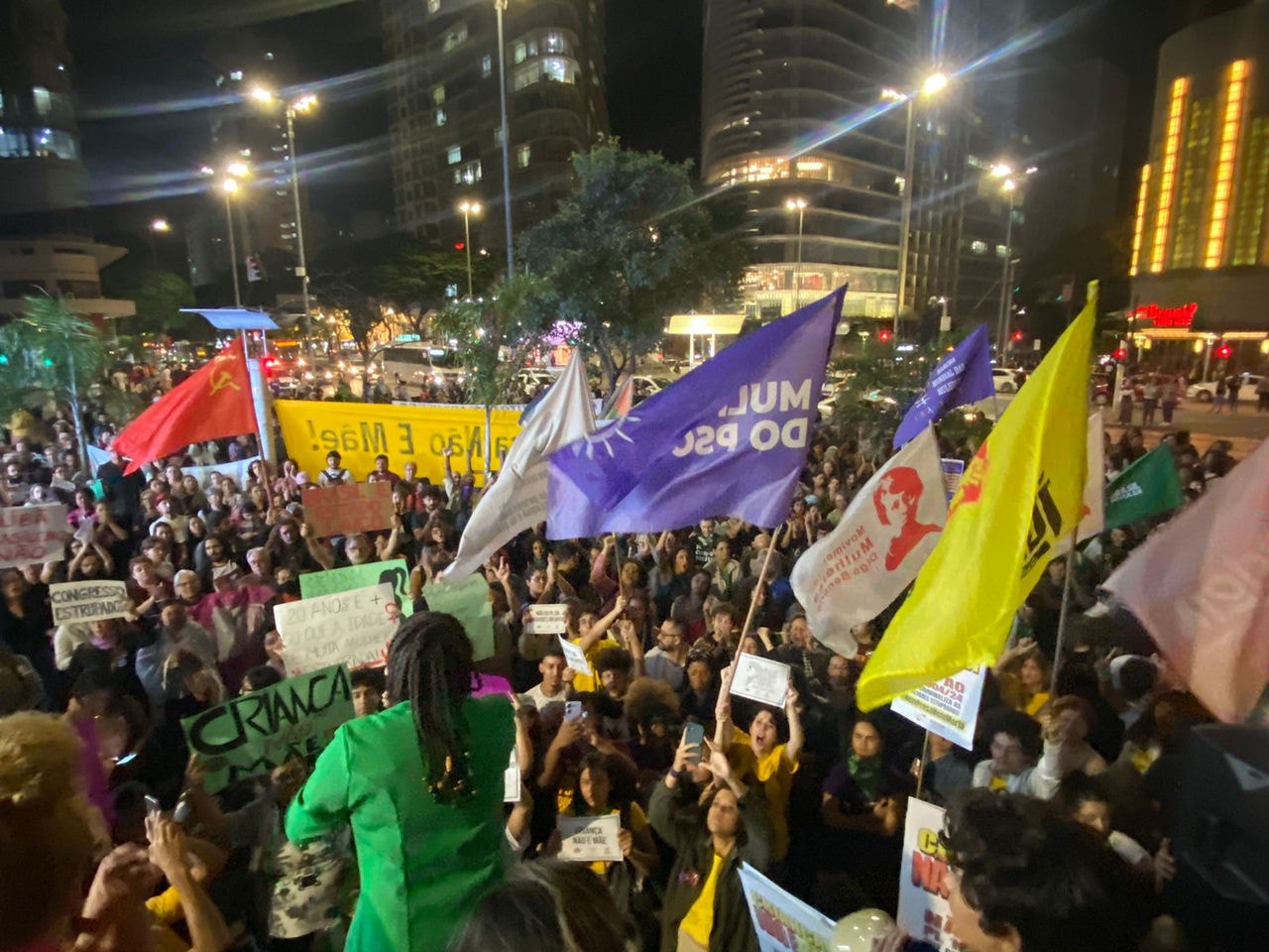 Mulheres protestam contra o "PL do aborto" no hipercentro de Belo Horizonte 