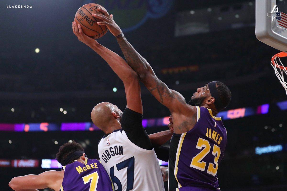 LeBron também apanhou dez rebotes e distribuiu nove assistências em atuação decisiva