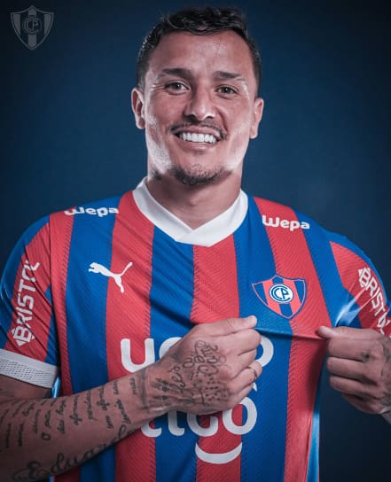 Atacante Edu posou para fotos com a camisa de seu novo clube, o Cerro Porteõo