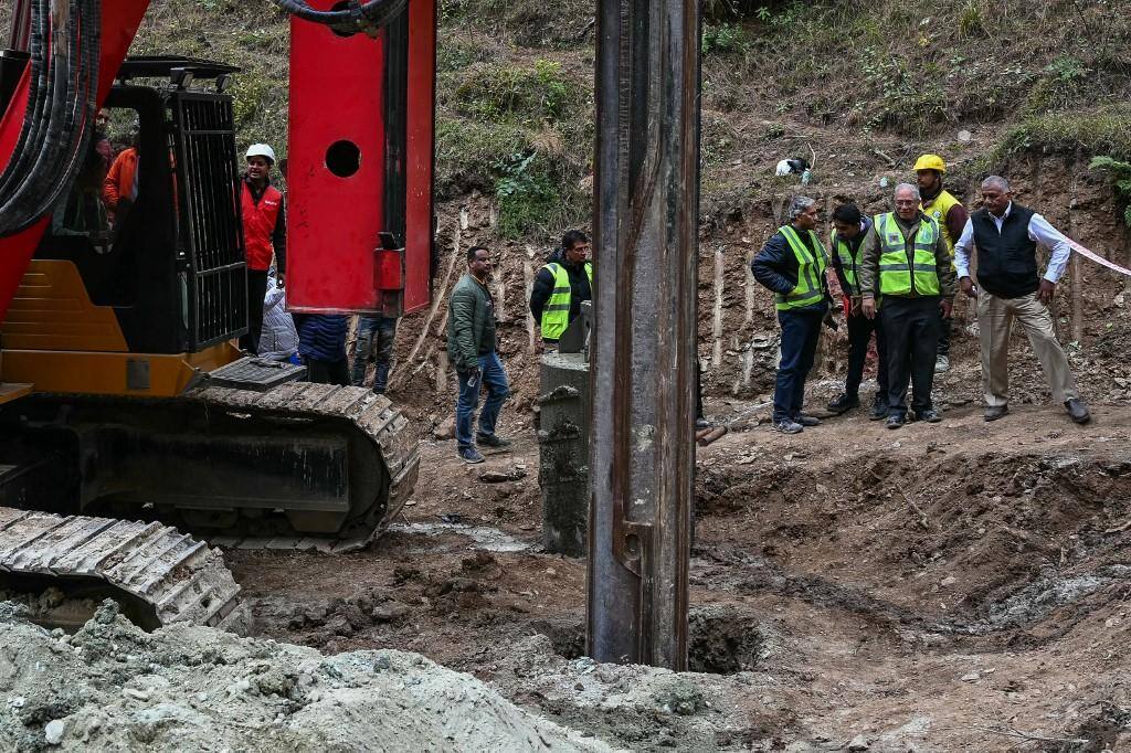 Ministro dos Transportes VK Singh inspeciona operação de resgate