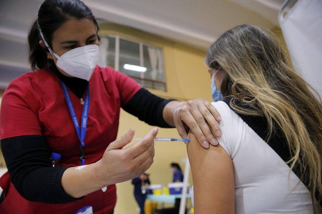 Chile aplicará segunda dose da Pfizer em homens com menos de 45 anos que tinham sido vacinados com a vacina da Astrazeneca