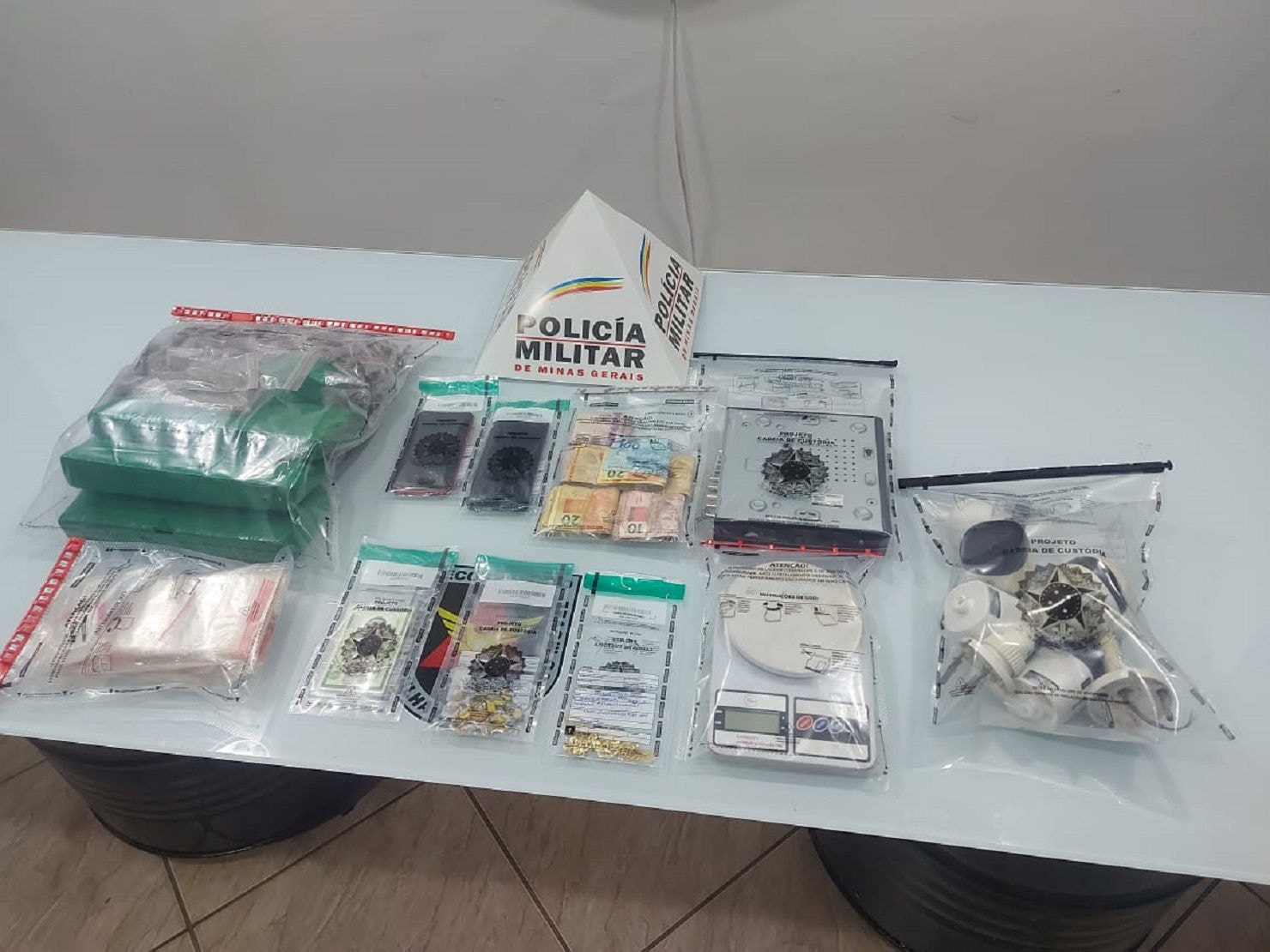 Materiais foram apreendidos e levados para delegacia