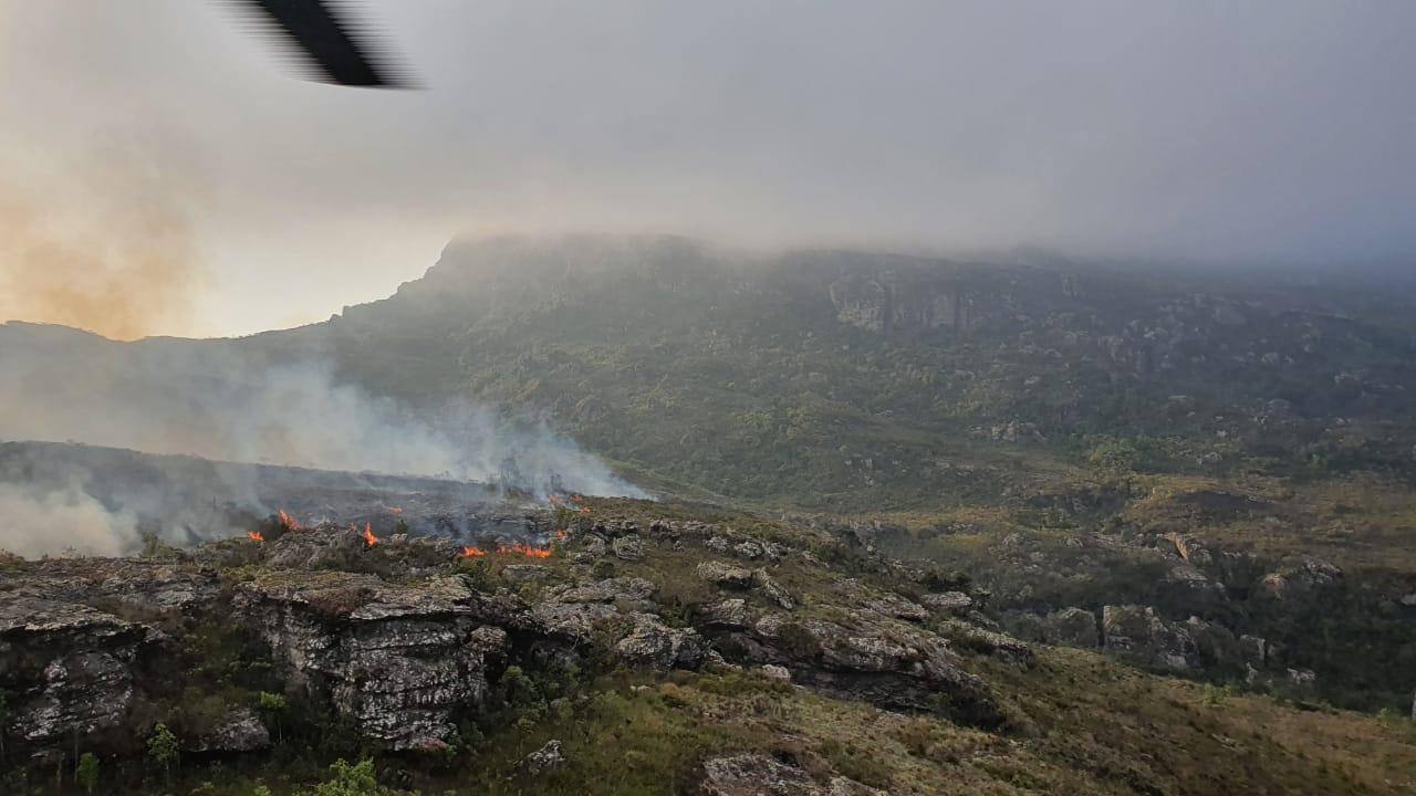 Vídeo mostra como foi o combate ao incêndio com a aeronave no Pico do Itambé