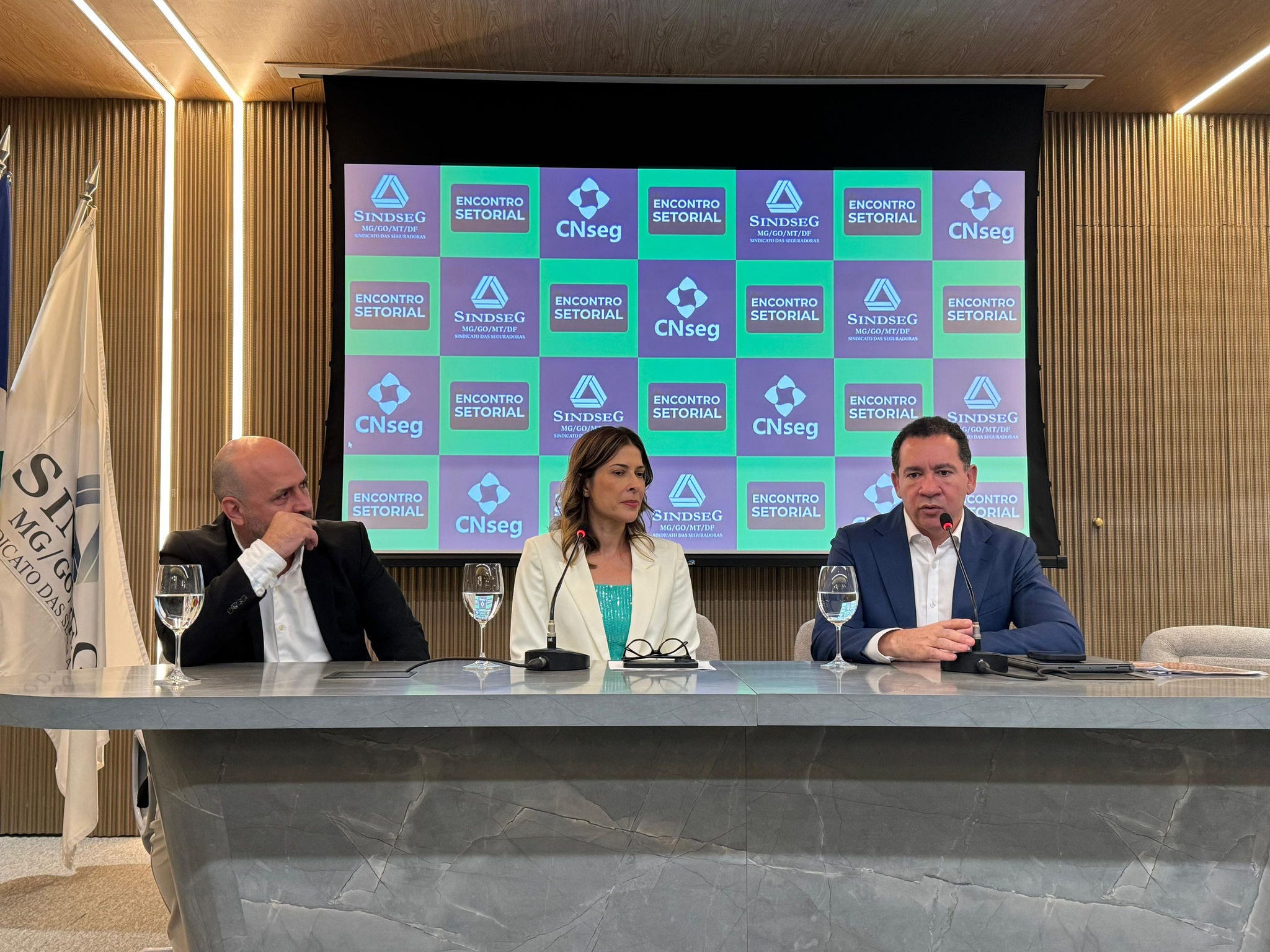 Gustavo Bentes, presidente do Sincor MG; Andreia Padovani, presidente do Sindiseg MG, e Dyogo Oliveira, presidente da CNseg