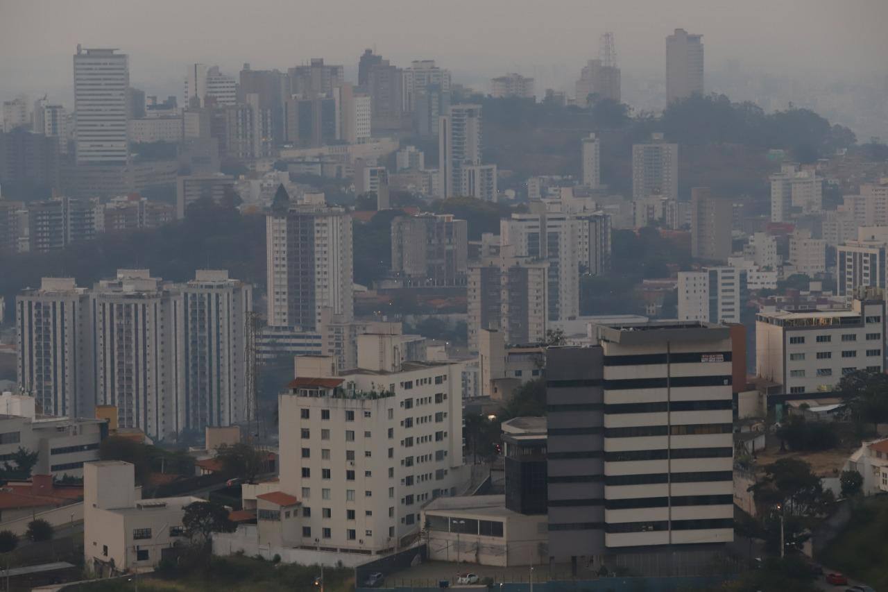 Belo Horizonte e região metropolitana sofrem com a fumaça provocada pelas queimadas