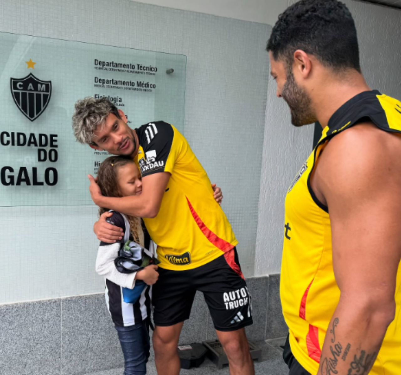 Torcedora mirim Gabriela Fátima, de 9 anos, com Gustavo Scarpa e Hulk: sonho realizado para a pequena