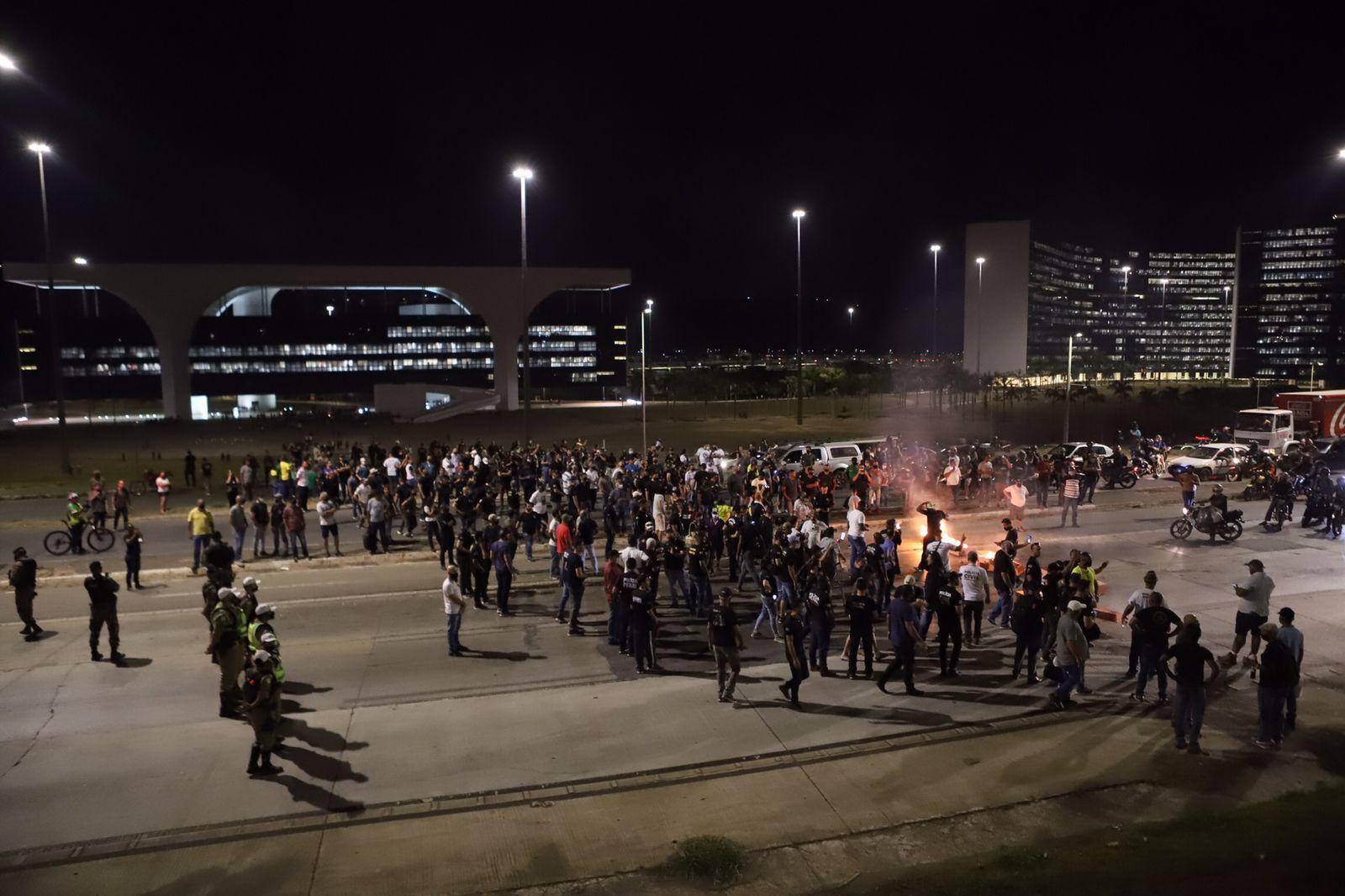 Forças de segurança protestam e fecham a Linha Verde nos dois sentidos