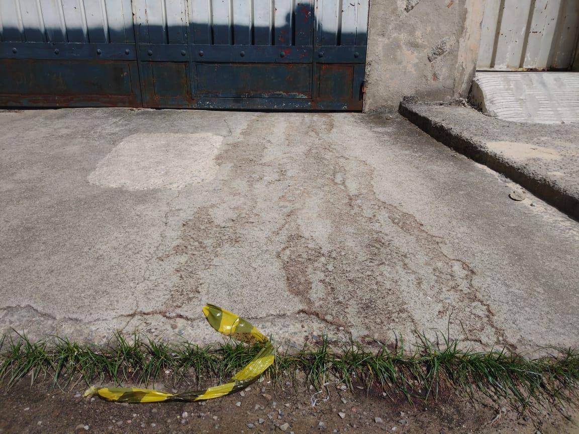 Calçada da casa foi tomada pelo sangue
